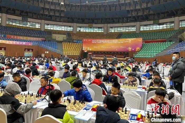 球友会下载2025年全国国际象棋青少年锦标赛（个人）开赛 近800名棋手一决高下(图1)