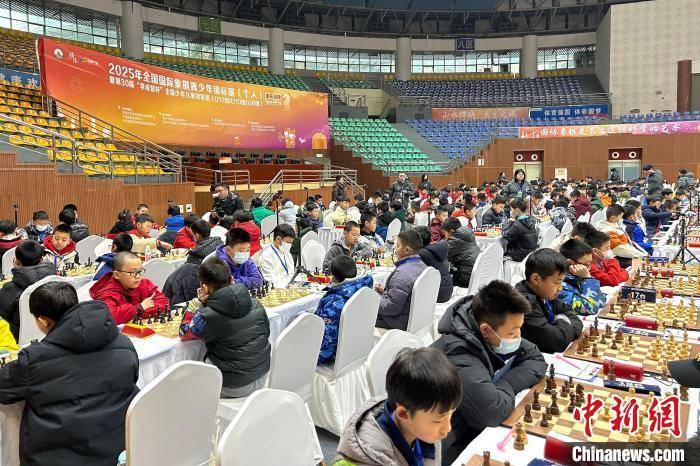 球友会下载2025年全国国际象棋青少年锦标赛（个人）开赛 近800名棋手一决高下(图3)
