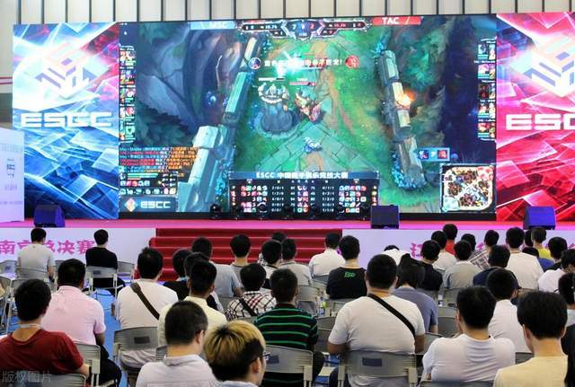 足球和电竞：我们输得一塌球友会app糊涂(图2)